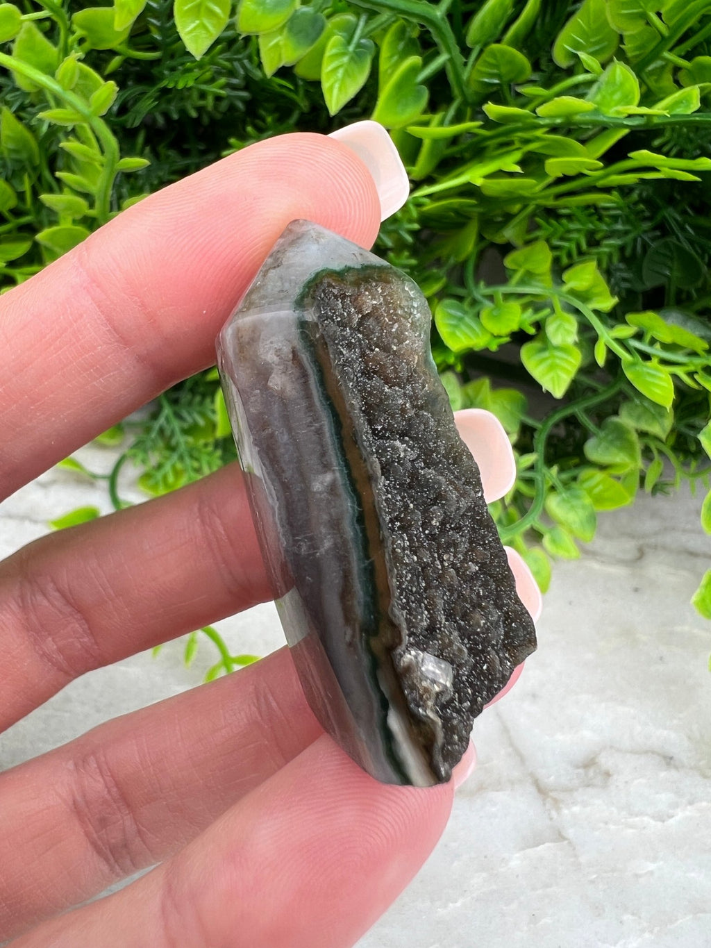 Amethyst-Cluster mit Turmform und geschliffenem Sockel von KEY LIME STORE