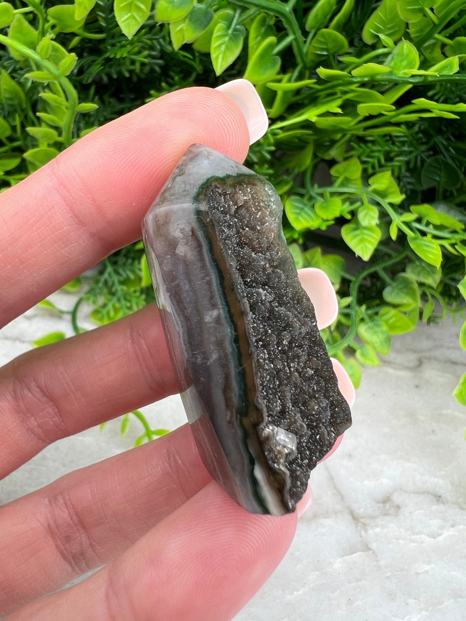 Amethyst-Cluster mit Turmform und geschliffenem Sockel von KEY LIME STORE
