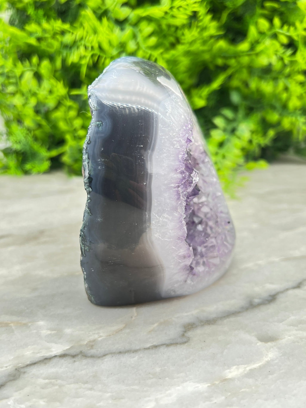 Amethyst mit Achat-Geode, geschliffener Sockel (678 Gramm) von KEY LIME STORE