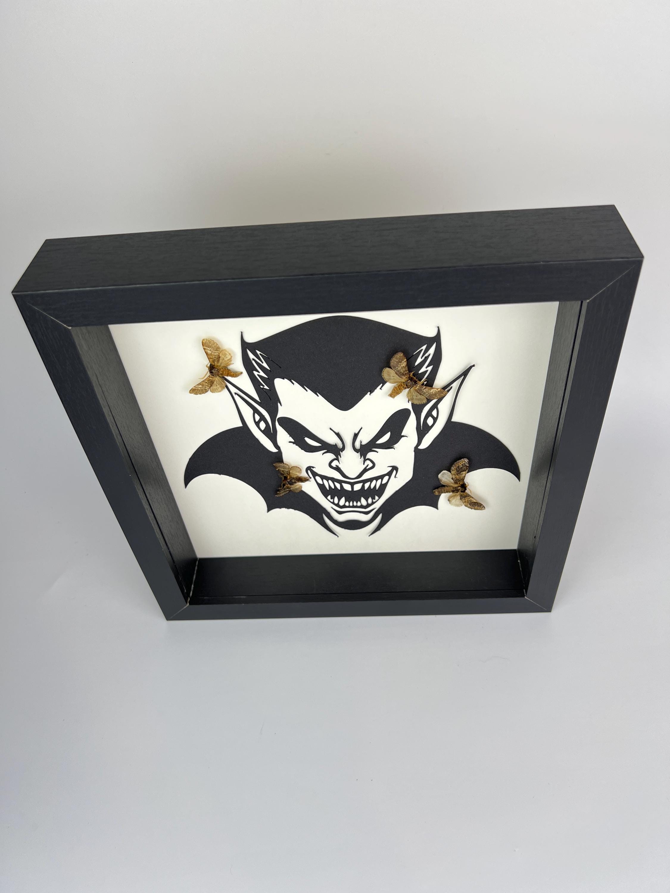 Motten op vampier print in lijst