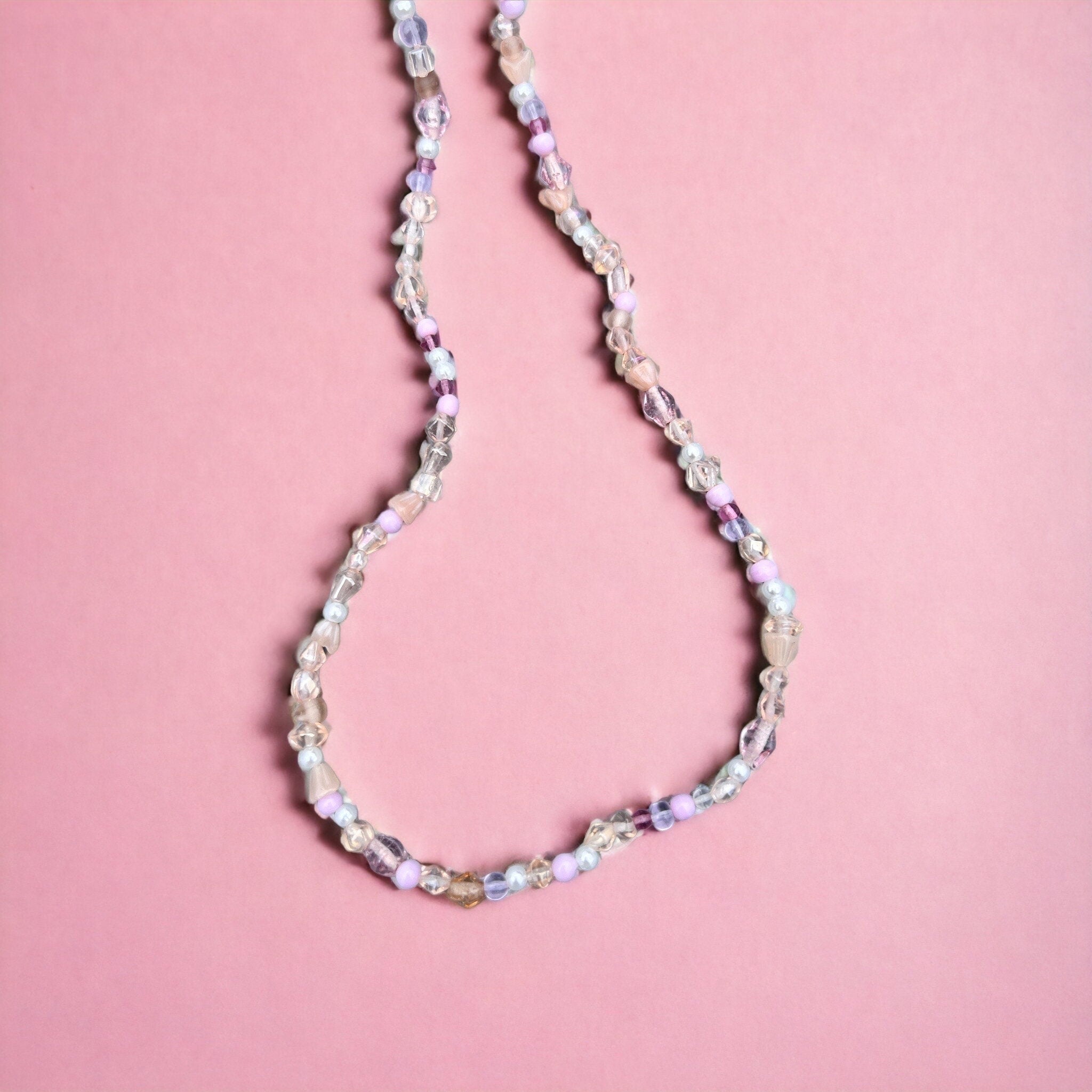 Lila, weiße, rosa, perlenbesetzte, goldene Halskette