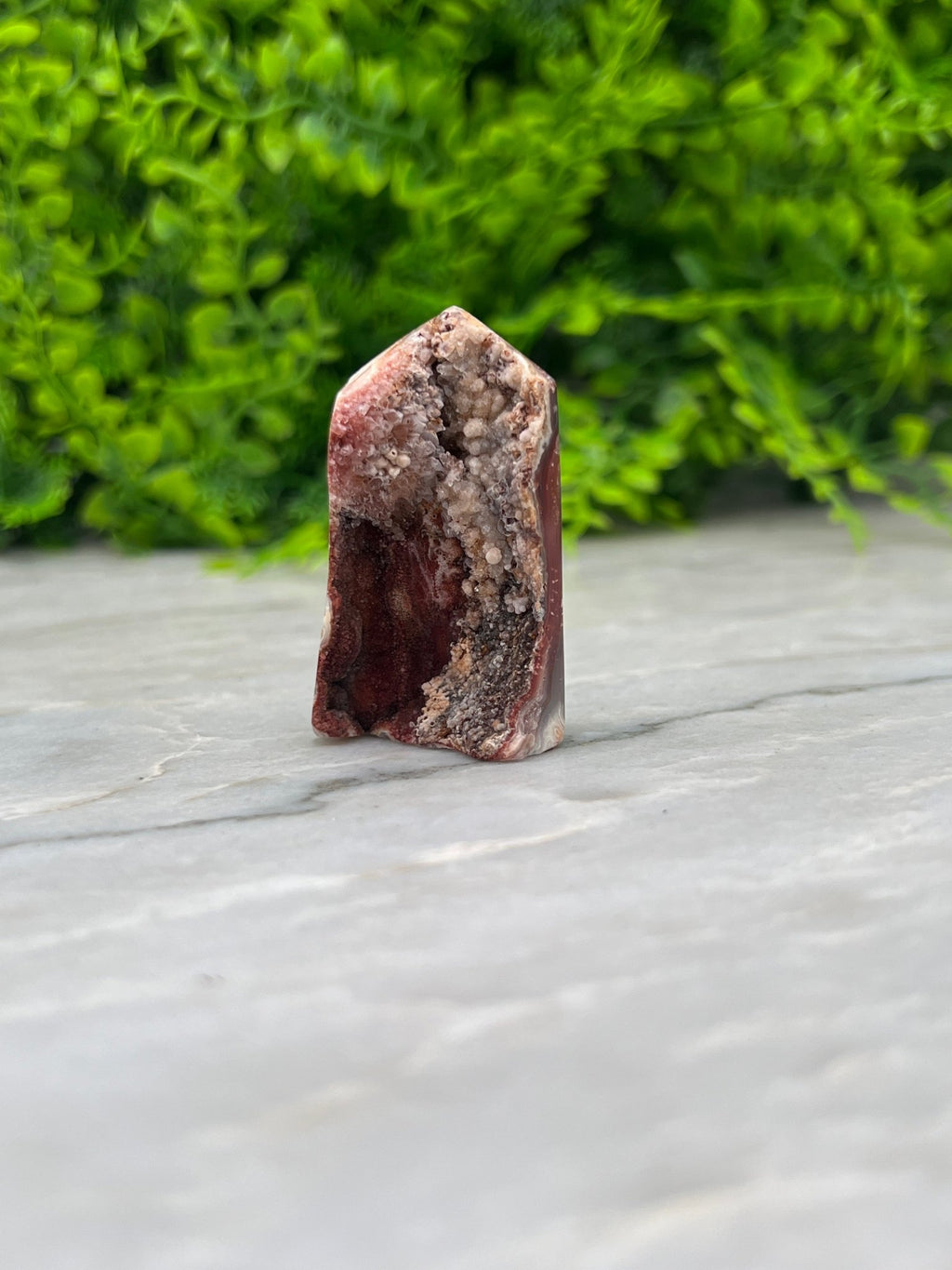 Türmchen mit Sockel aus geschliffenem Amethyst-Achat von KEY LIME STORE