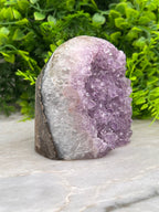 Amethist cluster cut base met gepolijste randen