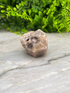 Grossulaar hexagon half ruw half gepolijst by KEY LIME STORE