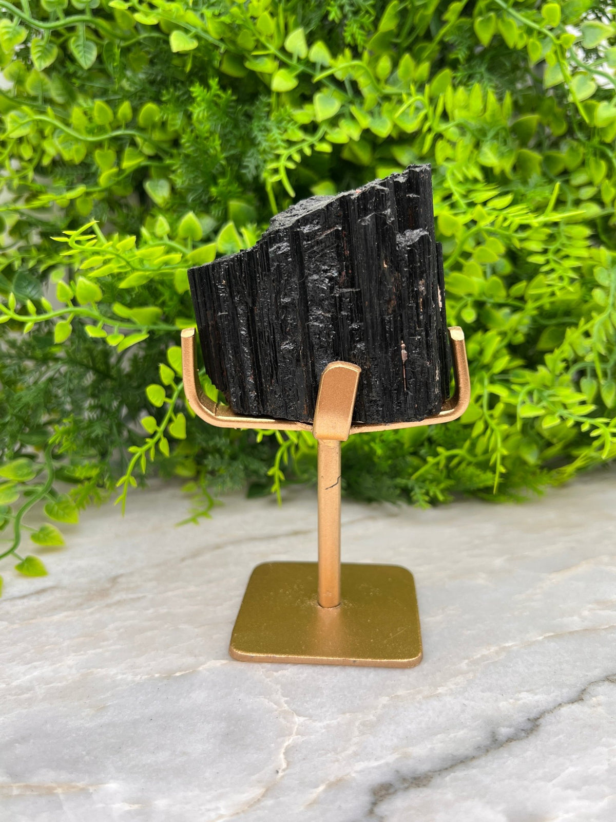 Zwarte Toermalijn op gouden standaard by KEY LIME STORE