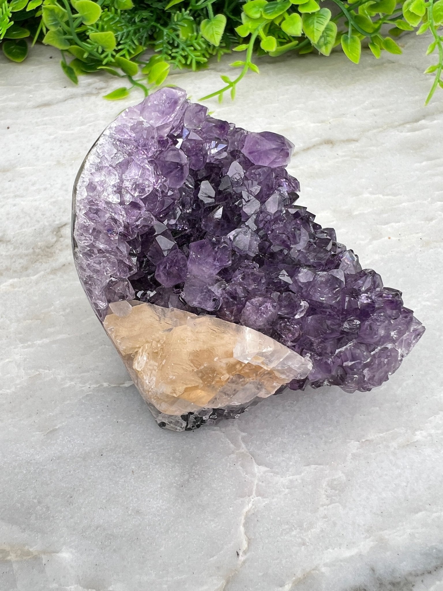 Amethyst mit Calcit, Cluster-Schliff, Sockel (6 cm) von KEY LIME STORE