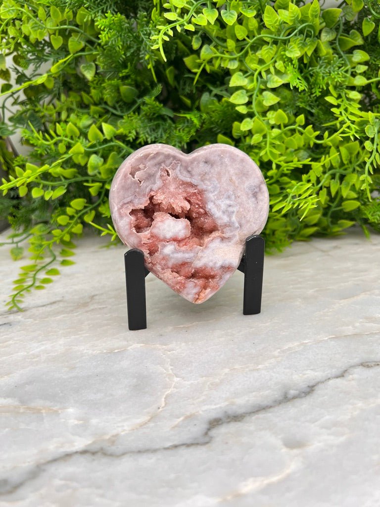 Roze Amethist hart op standaard by KEY LIME STORE