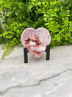 Roze Amethist hart op standaard by KEY LIME STORE