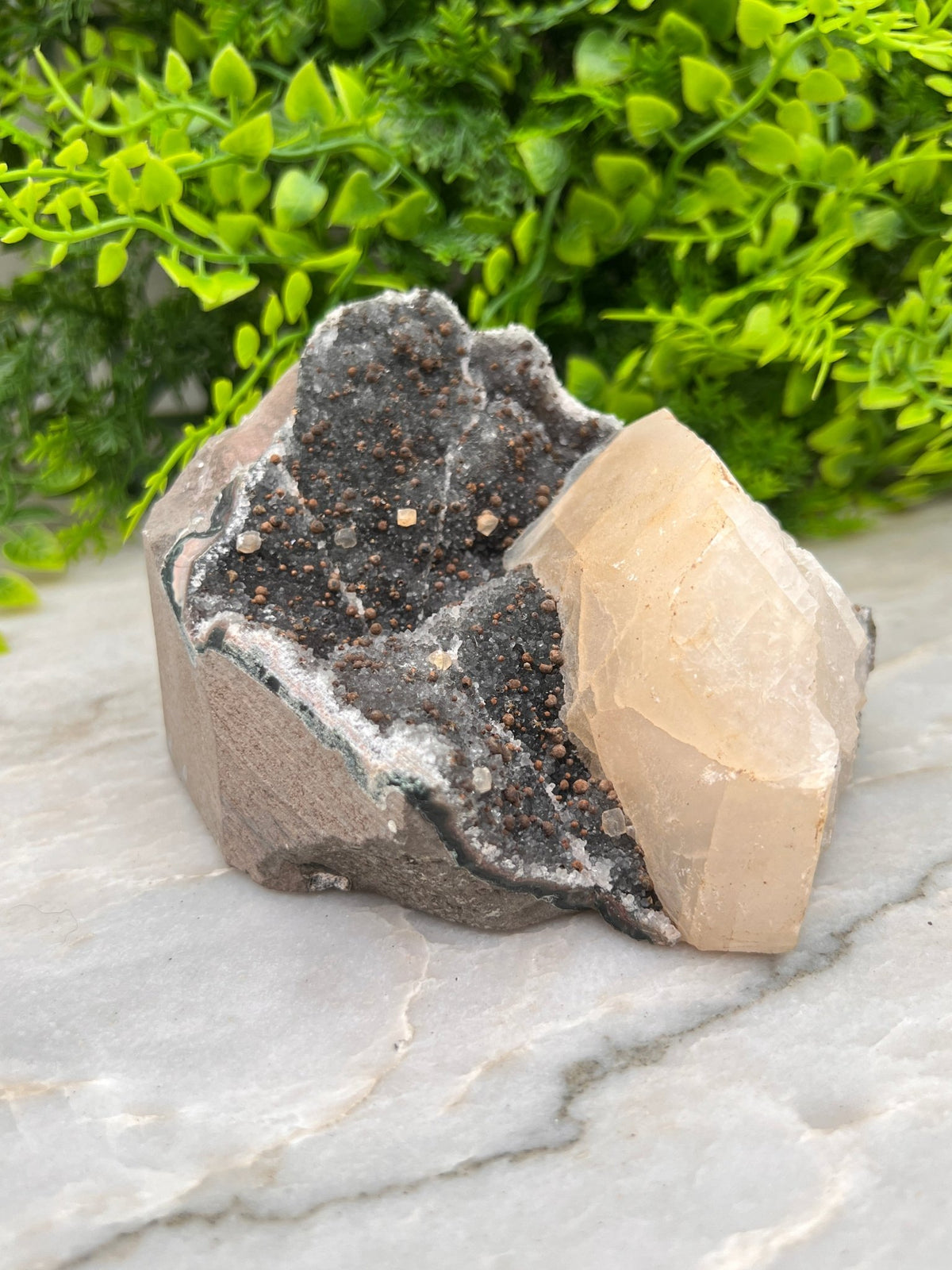 Grijze Amethist met Calciet cut base by KEY LIME STORE
