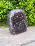 Amethist op Agaat cut base by KEY LIME STORE