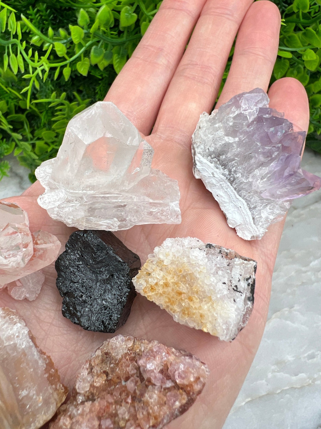 Set aus Rohsteinen (Amethyst, schwarzer Turmalin, Sagenit-Achat, rosa Amethyst, Hämatitquarz, Citrin von KEY LIME STORE