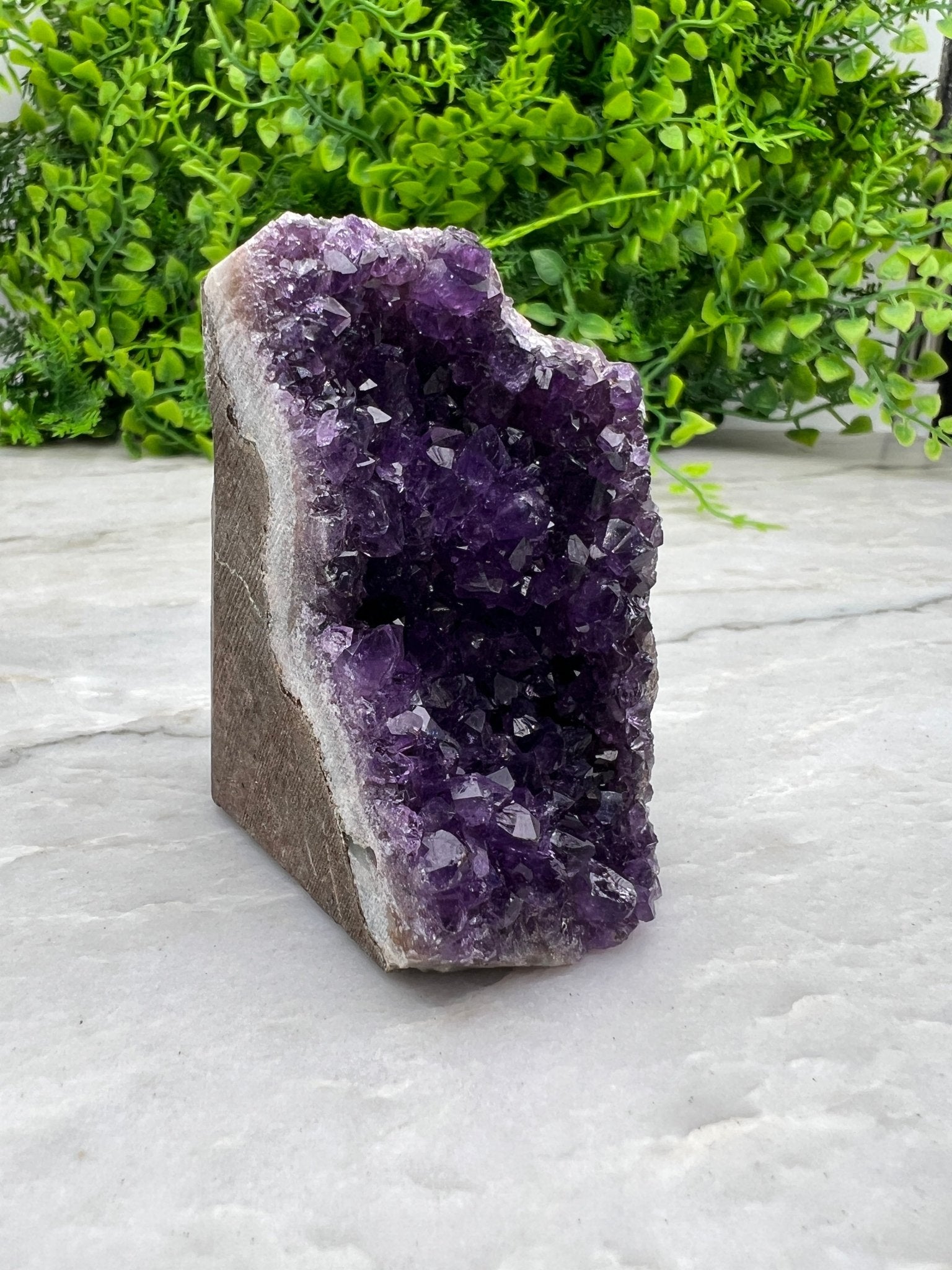 Amethyst-Cluster-Schliff, Basis (255 Gramm) von KEY LIME STORE