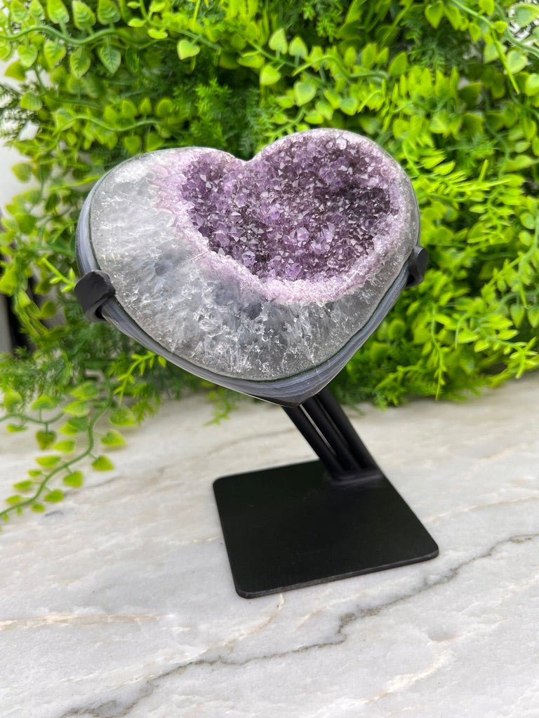 Amethist op Agaat hart op standaard by KEY LIME STORE