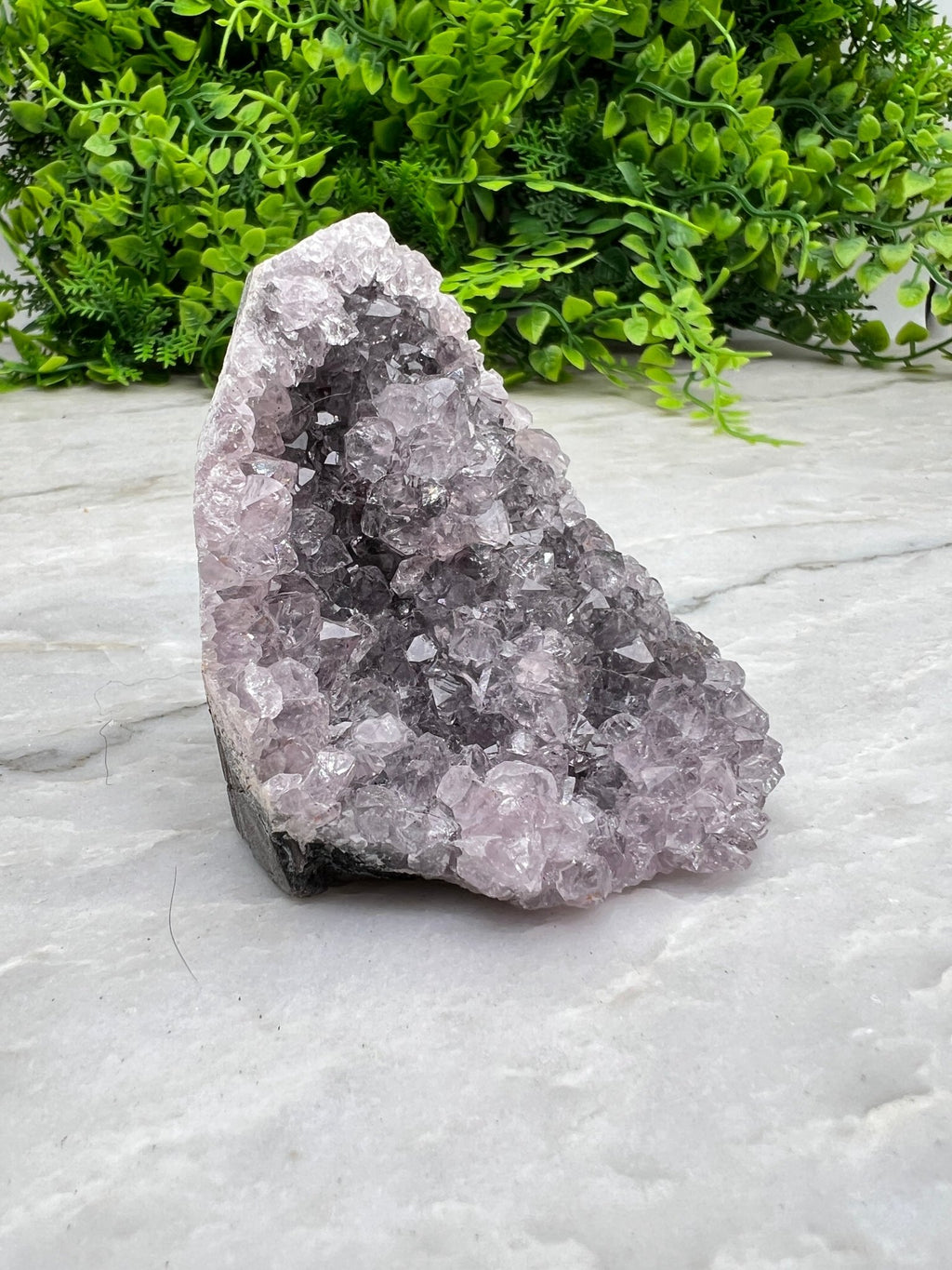 Amethyst-Cluster-Schliff, Sockel (7 cm) von KEY LIME STORE