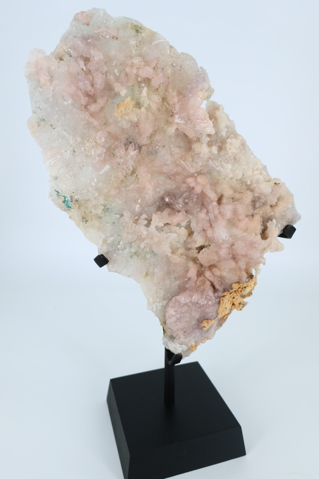 Roze stilbiet op kwarts – met metalen standaard