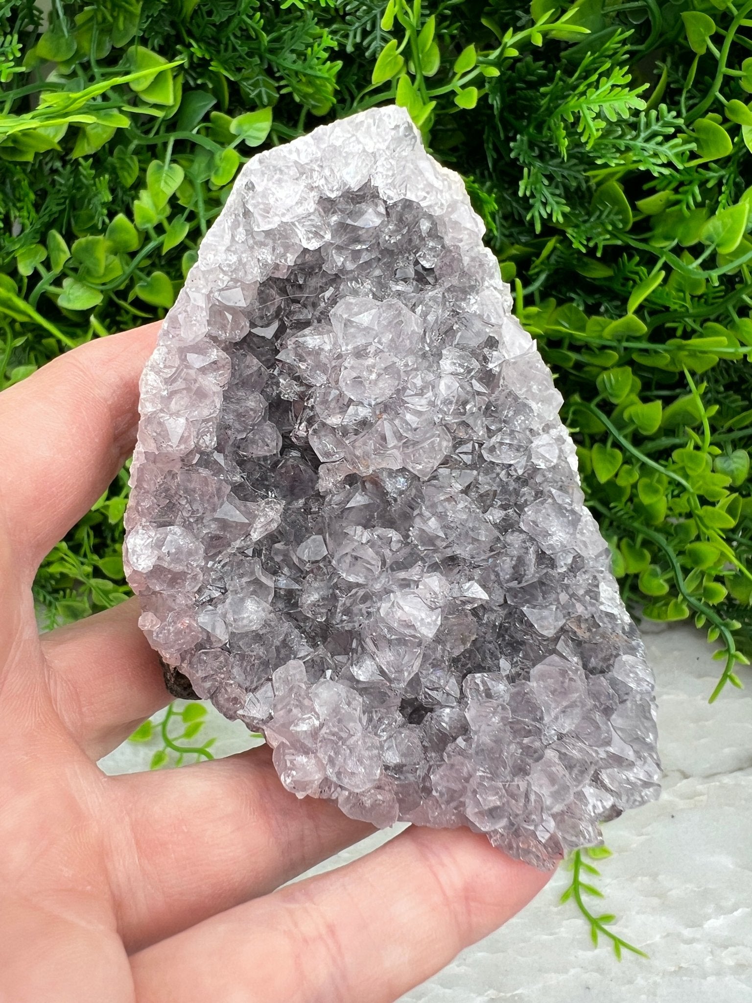 Amethyst-Cluster-Schliff, Sockel (7 cm) von KEY LIME STORE