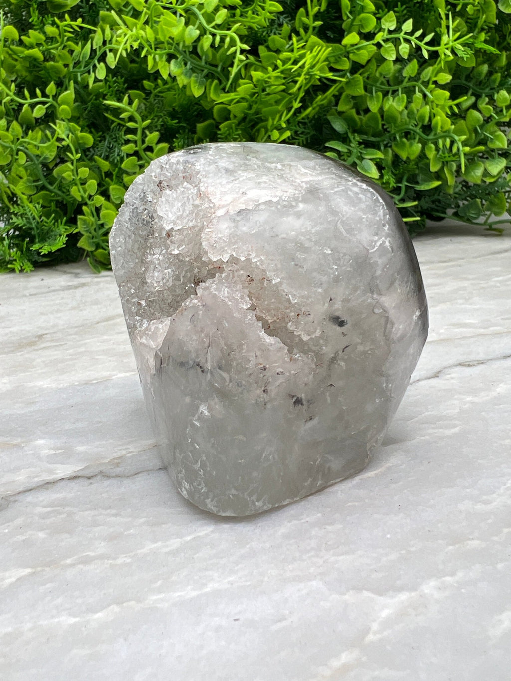 Amethyst-Geode, geschliffener Sockel (6 cm) von KEY LIME STORE