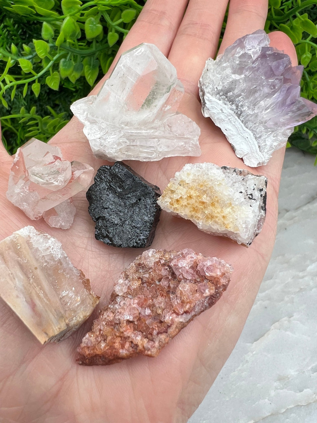 Set aus Rohsteinen (Amethyst, schwarzer Turmalin, Sagenit-Achat, rosa Amethyst, Hämatitquarz, Citrin von KEY LIME STORE