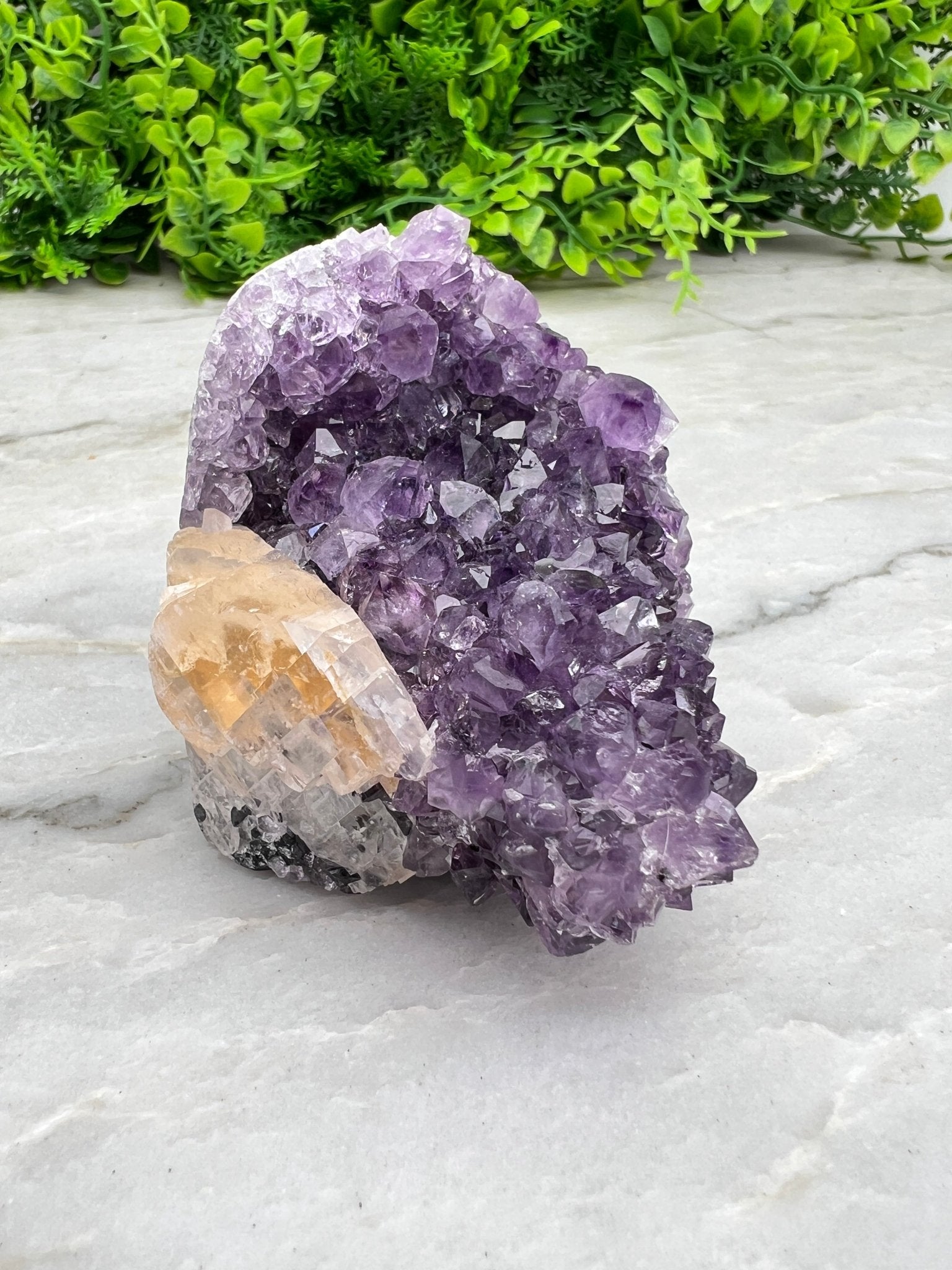 Amethyst mit Calcit, Cluster-Schliff, Sockel (6 cm) von KEY LIME STORE