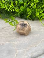 Grossulaar hexagon half ruw half gepolijst by KEY LIME STORE