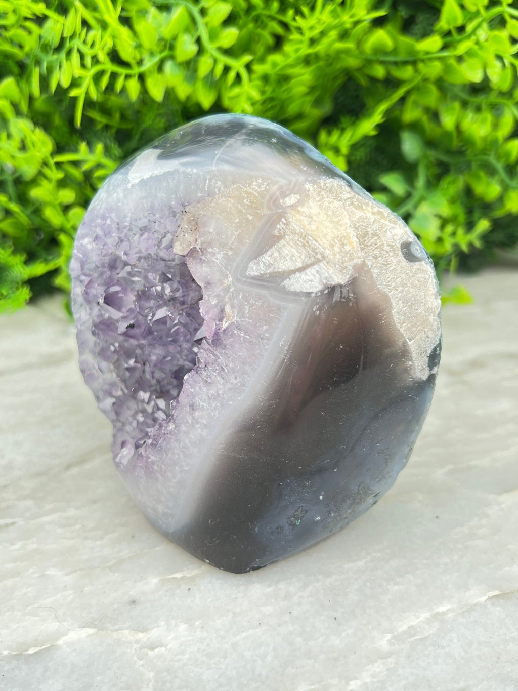 Amethyst mit Achat-Geode, geschliffener Sockel (678 Gramm) von KEY LIME STORE