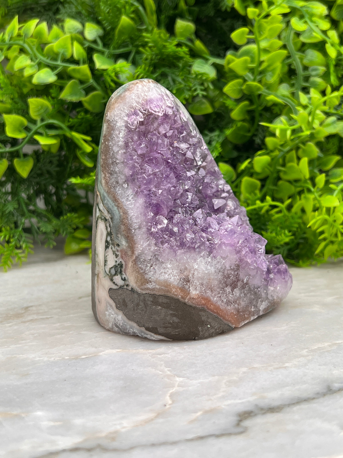 Amethist cluster cut base met gepolijste randen