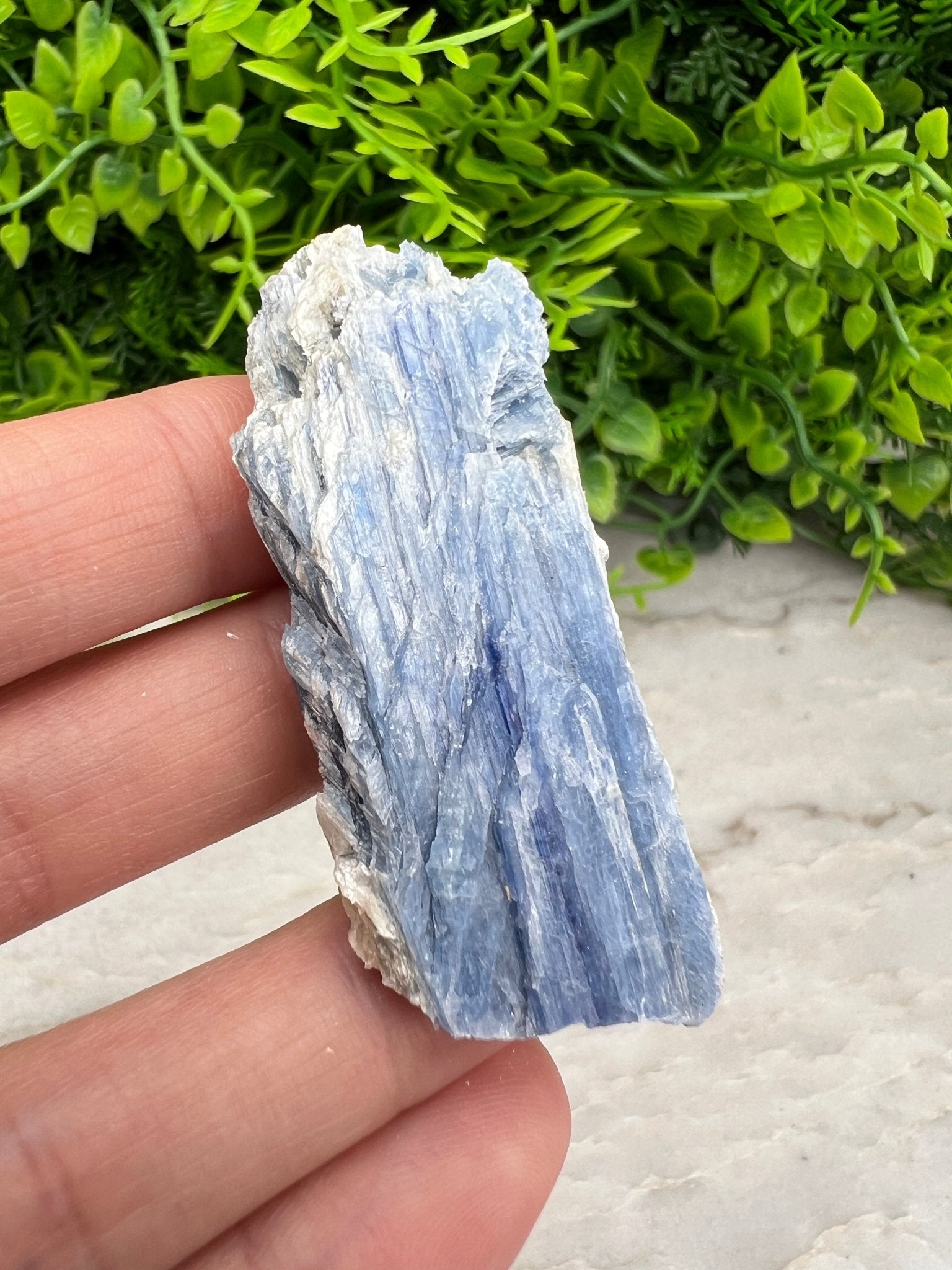 Kyaniet ruw (6 cm) by KEY LIME STORE