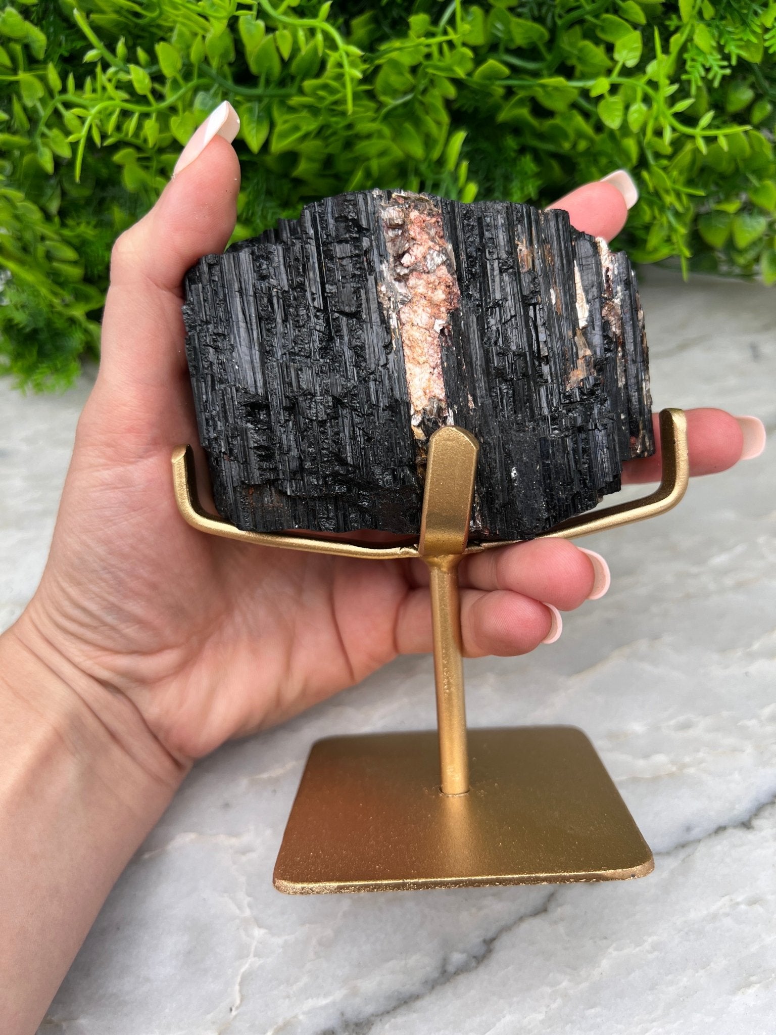 Schwarzer Turmalin auf goldenem Sockel (720 Gramm) von KEY LIME STORE