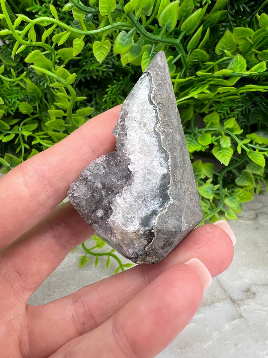 Grauer Amethyst im Diamantschliff, Basis von KEY LIME STORE