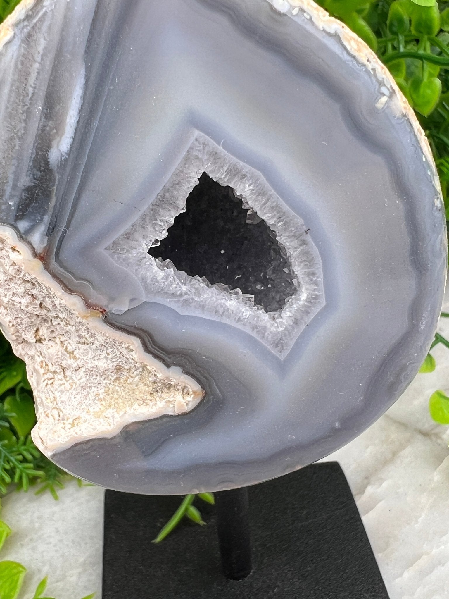Achat-Geode auf Sockel (13 cm) von KEY LIME STORE