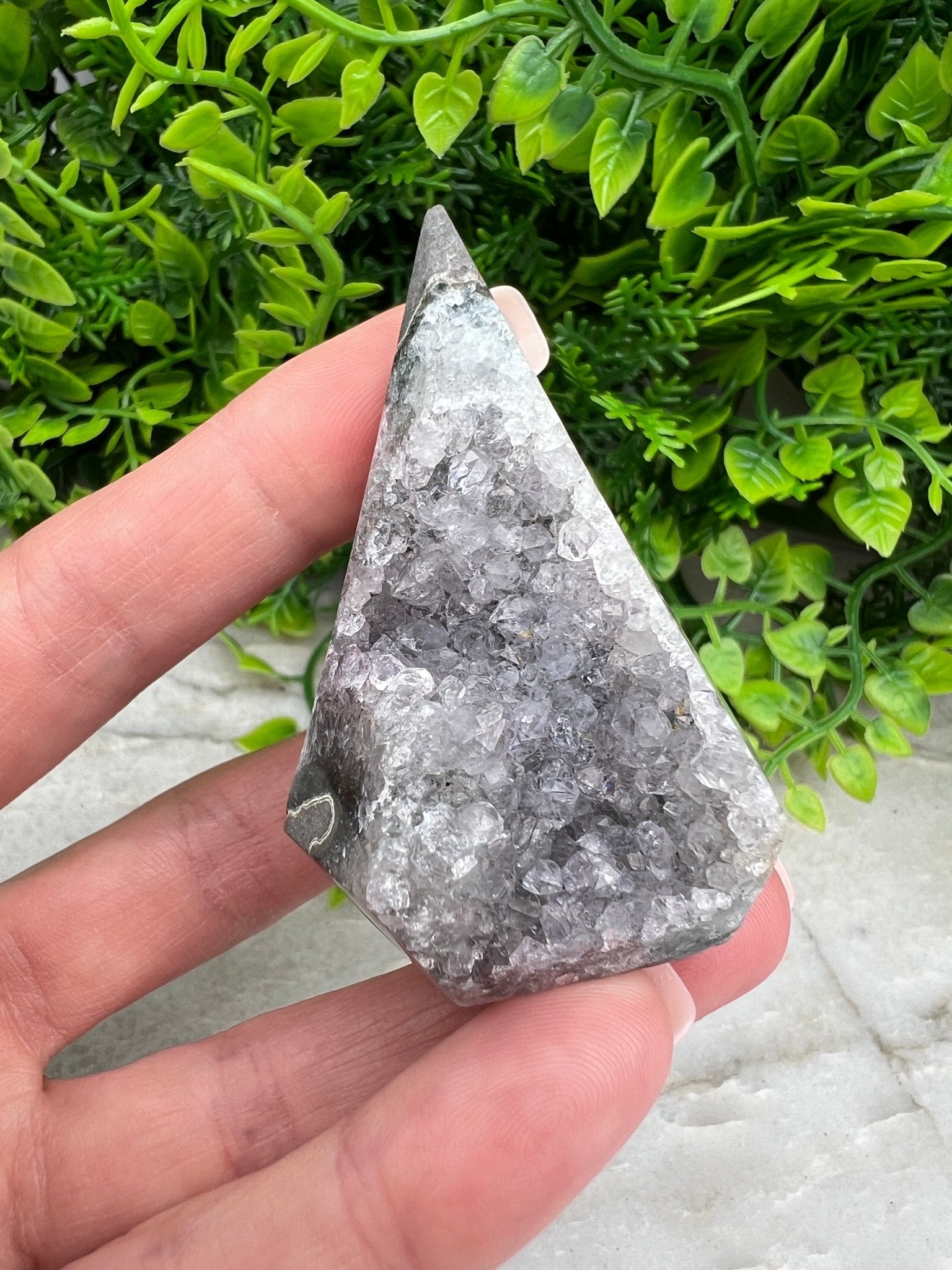 Grauer Amethyst im Diamantschliff, Basis von KEY LIME STORE