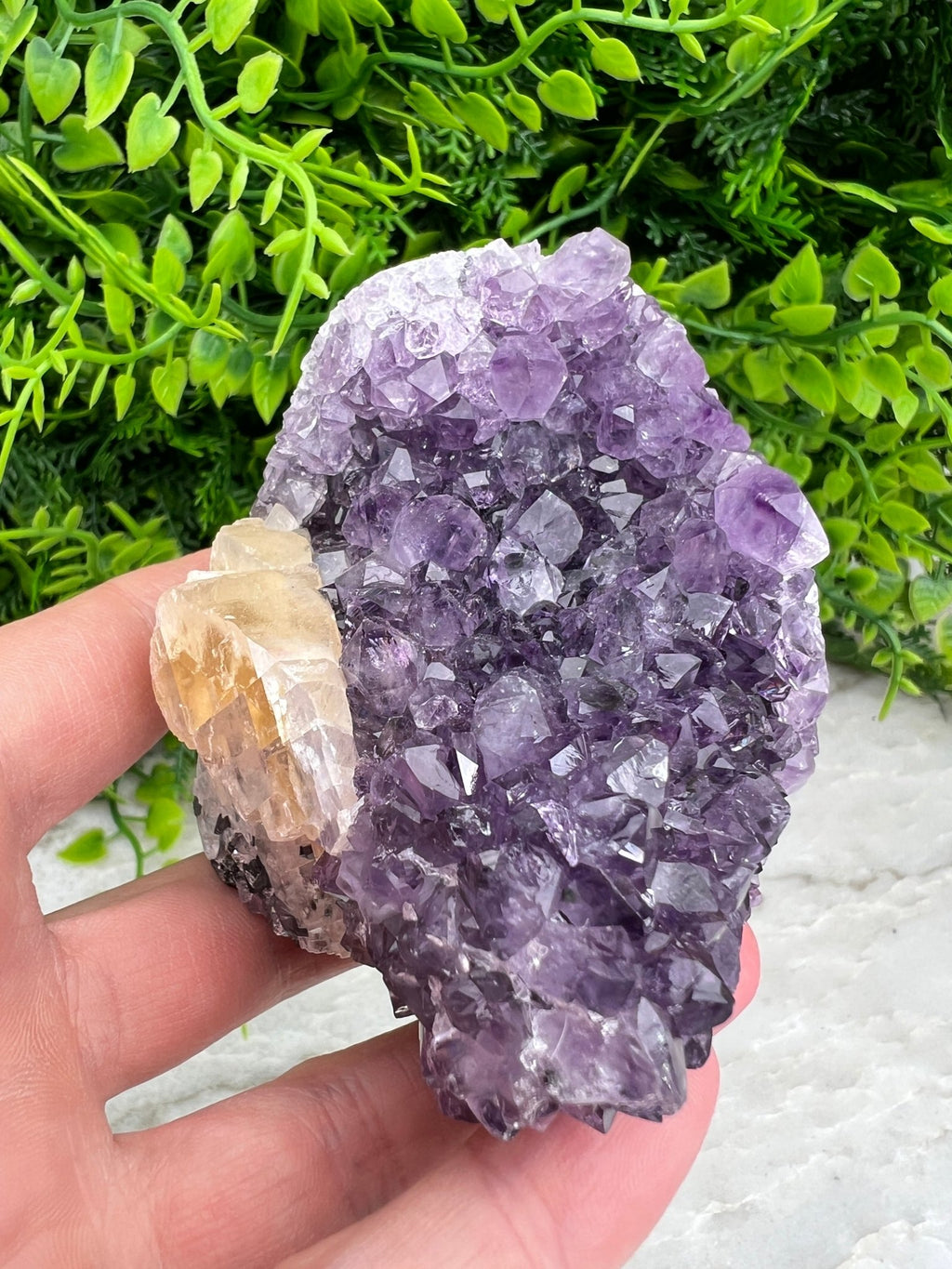 Amethyst mit Calcit, Cluster-Schliff, Sockel (6 cm) von KEY LIME STORE