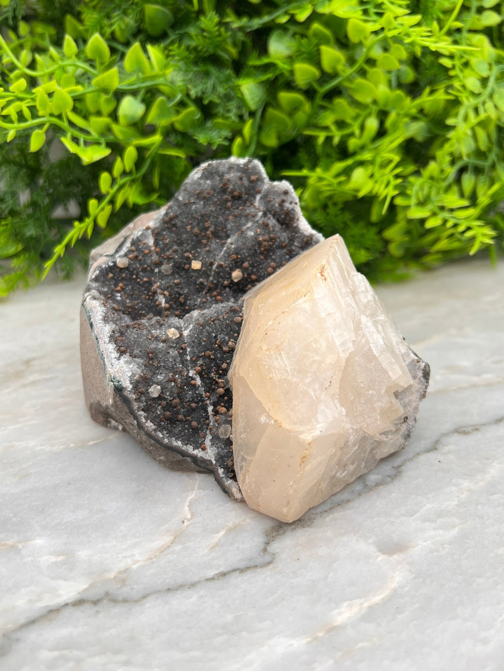 Grijze Amethist met Calciet cut base by KEY LIME STORE