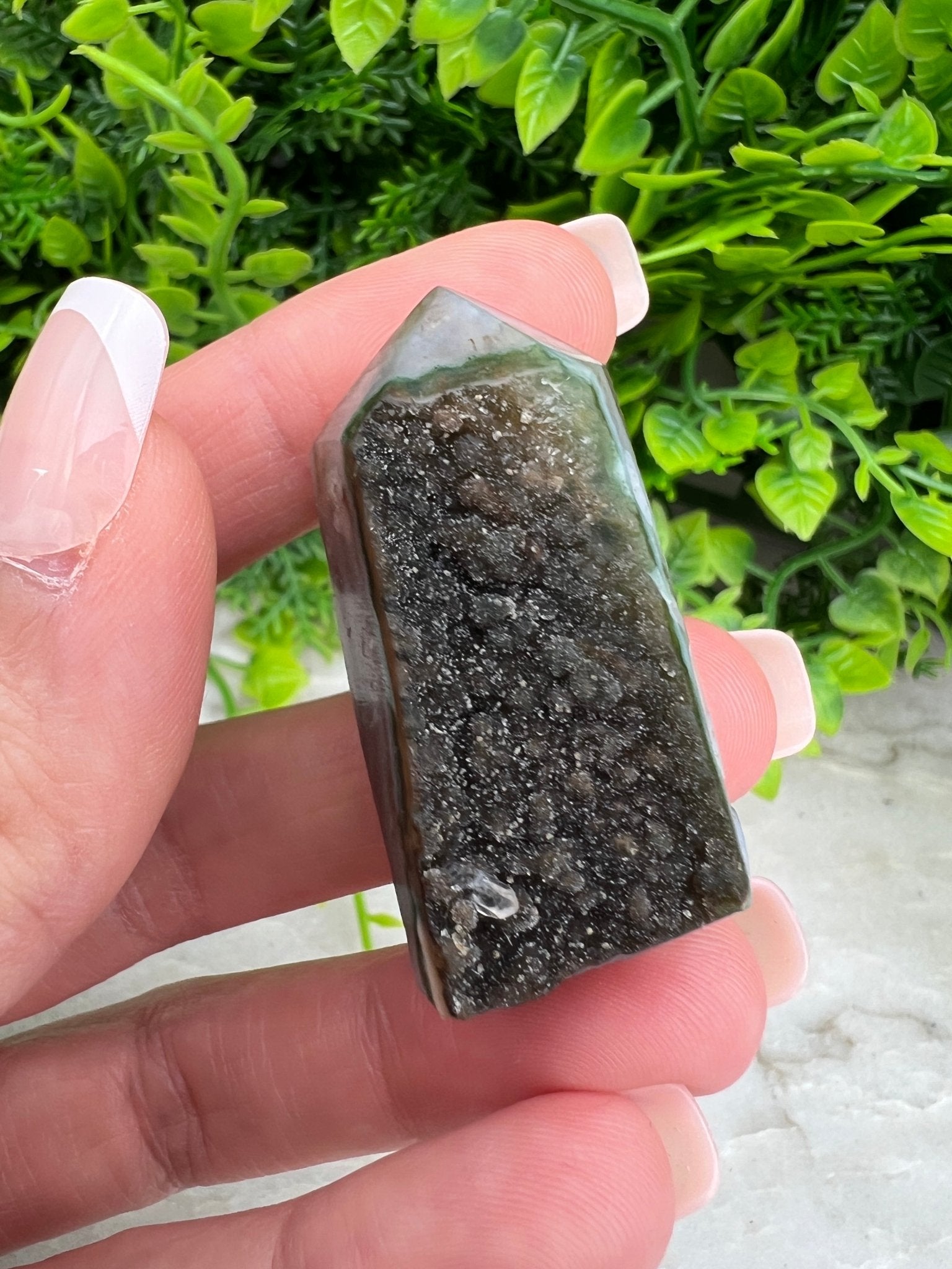 Amethyst-Cluster mit Turmform und geschliffenem Sockel von KEY LIME STORE