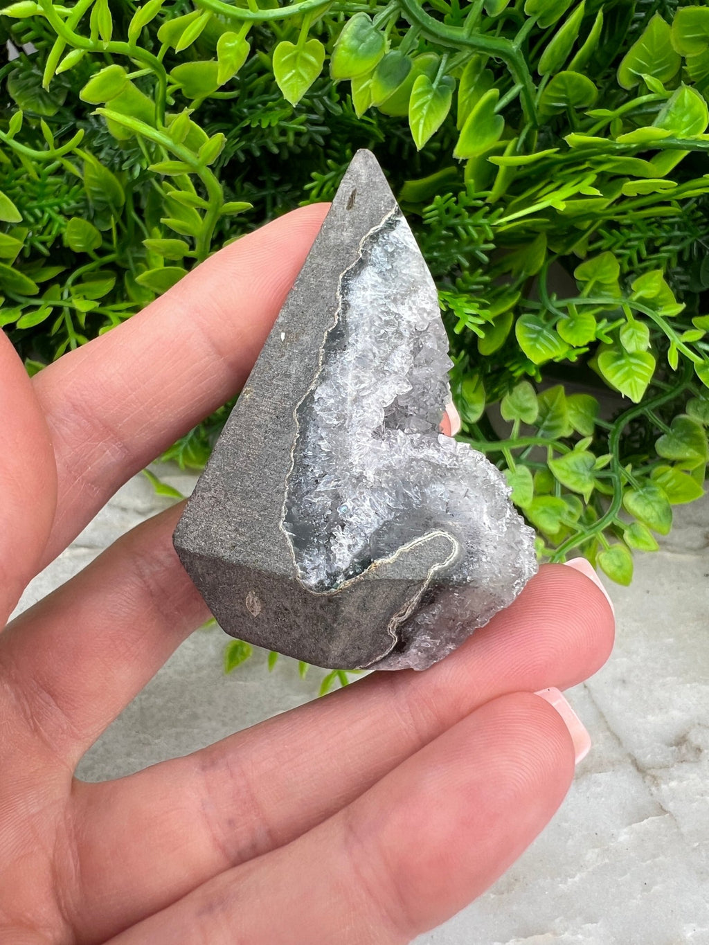 Grauer Amethyst im Diamantschliff, Basis von KEY LIME STORE