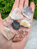 Set aus Rohsteinen (Amethyst, schwarzer Turmalin, Sagenit-Achat, rosa Amethyst, Hämatitquarz, Citrin von KEY LIME STORE