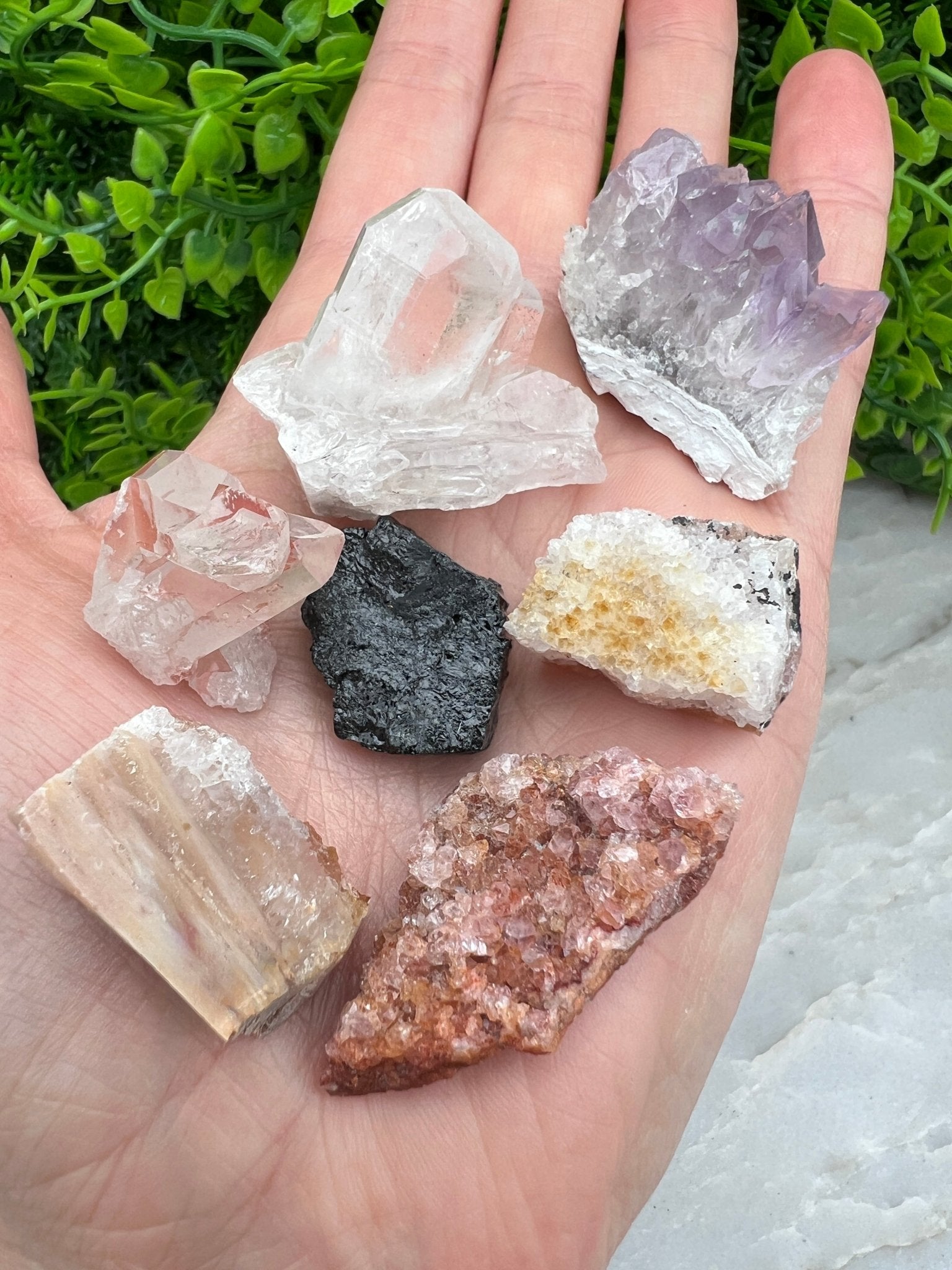 Set aus Rohsteinen (Amethyst, schwarzer Turmalin, Sagenit-Achat, rosa Amethyst, Hämatitquarz, Citrin von KEY LIME STORE