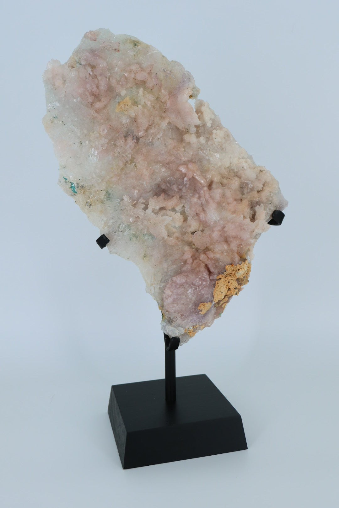 Roze stilbiet op kwarts – met metalen standaard