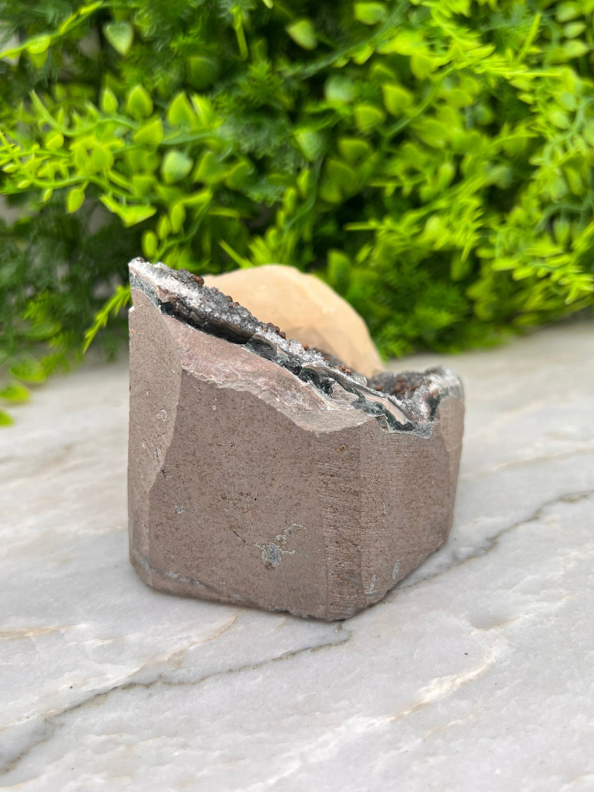 Grijze Amethist met Calciet cut base by KEY LIME STORE
