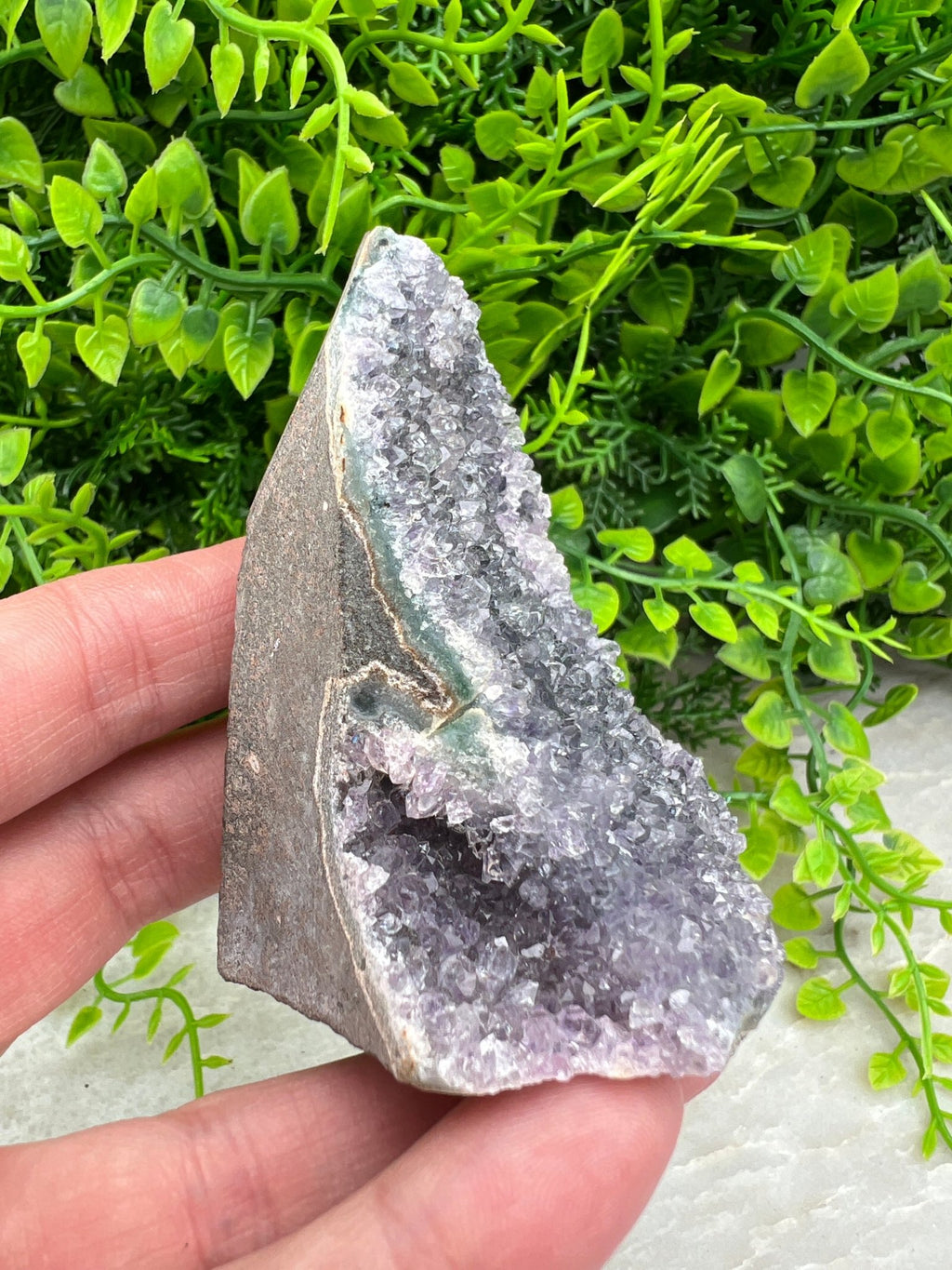 Amethyst-Cluster-Schliff, Sockel (7 cm) von KEY LIME STORE