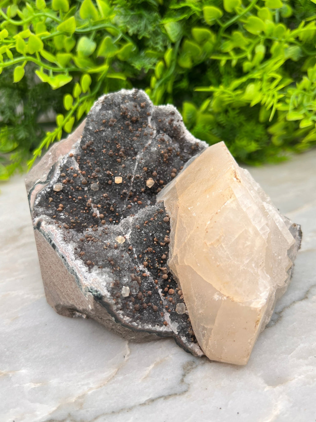 Grijze Amethist met Calciet cut base by KEY LIME STORE