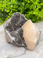 Grijze Amethist met Calciet cut base by KEY LIME STORE
