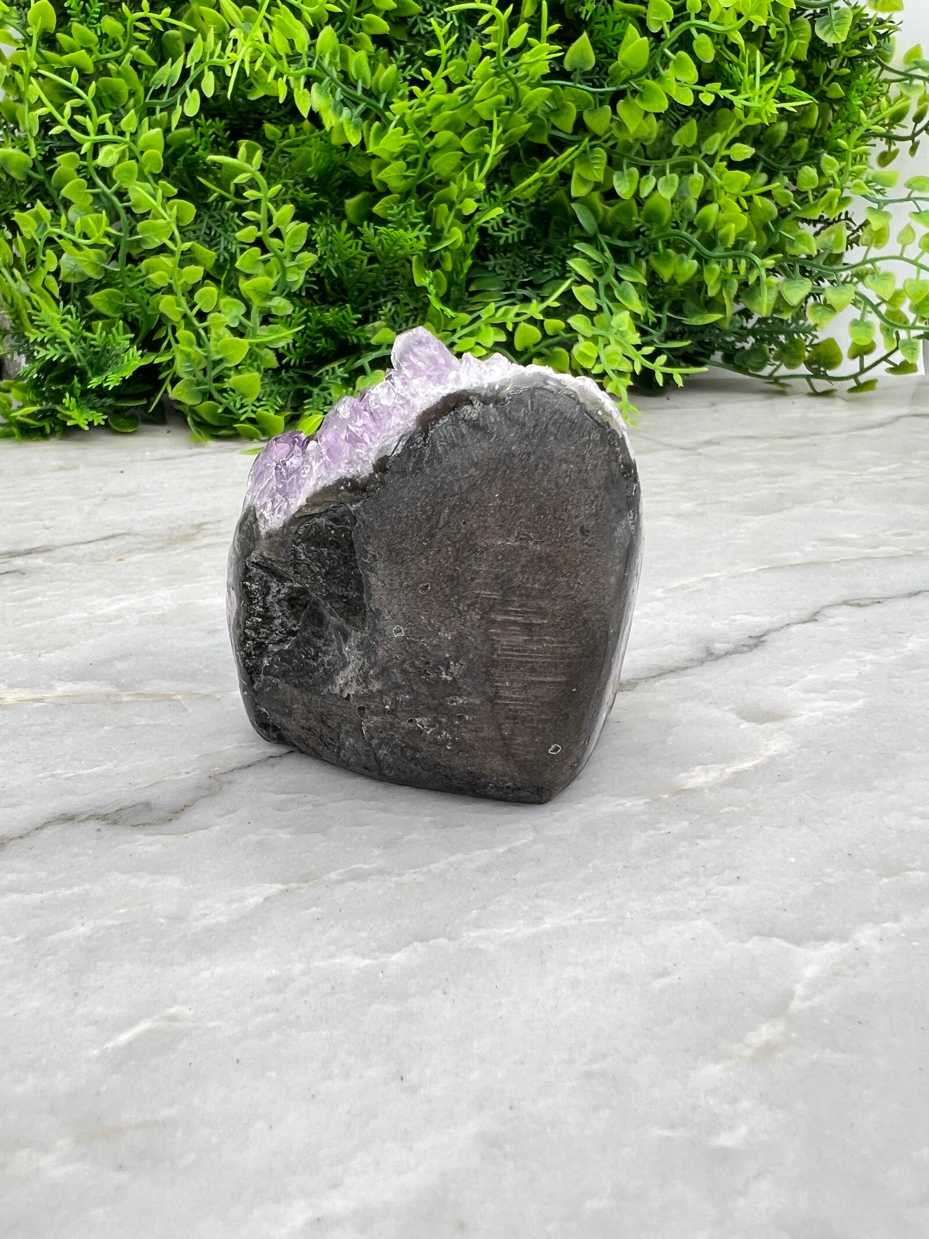 Amethist met Calciet cluster cut base (6 cm)