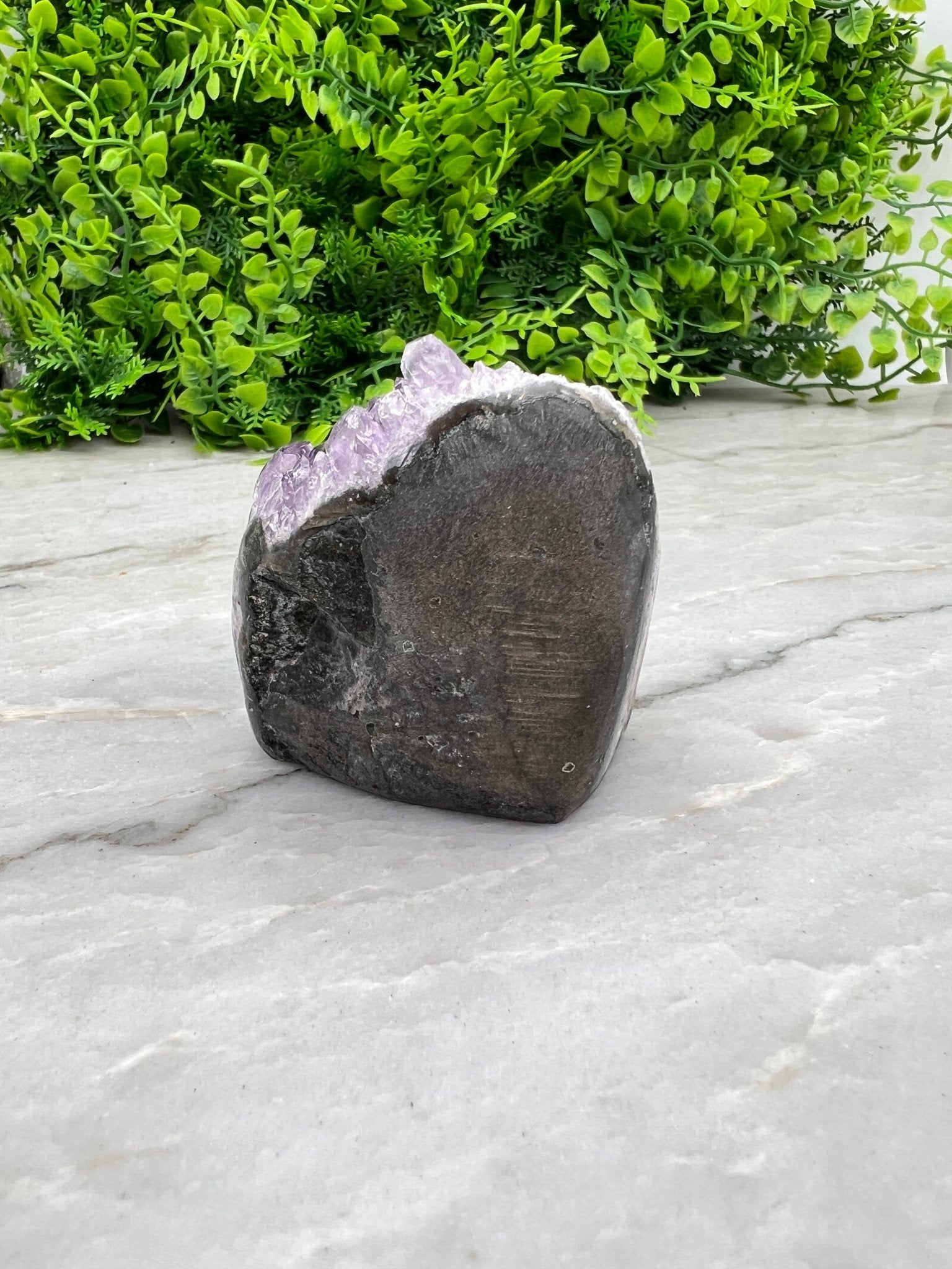 Amethyst mit Calcit, Cluster-Schliff, Sockel (6 cm) von KEY LIME STORE
