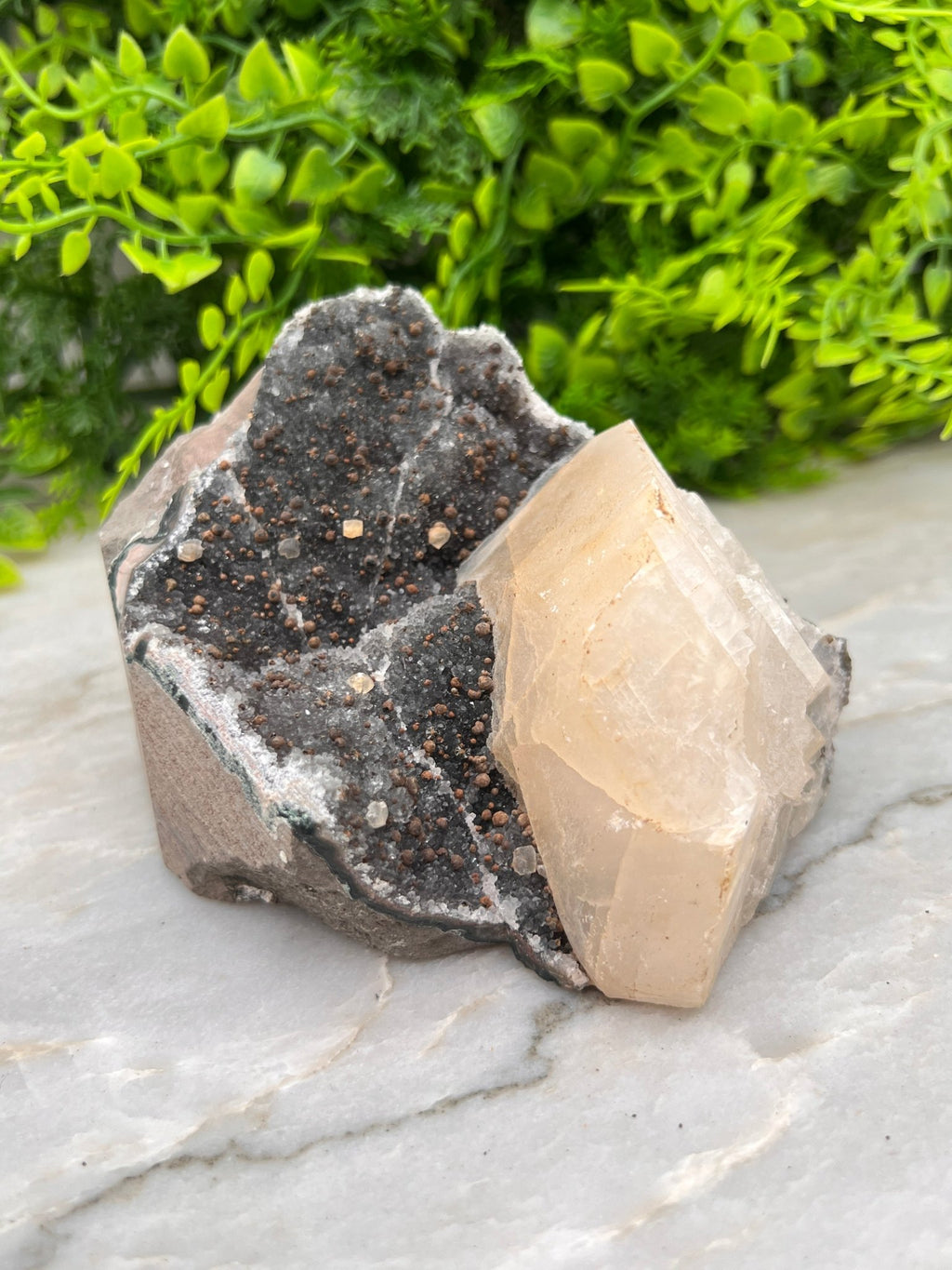 Grijze Amethist met Calciet cut base by KEY LIME STORE