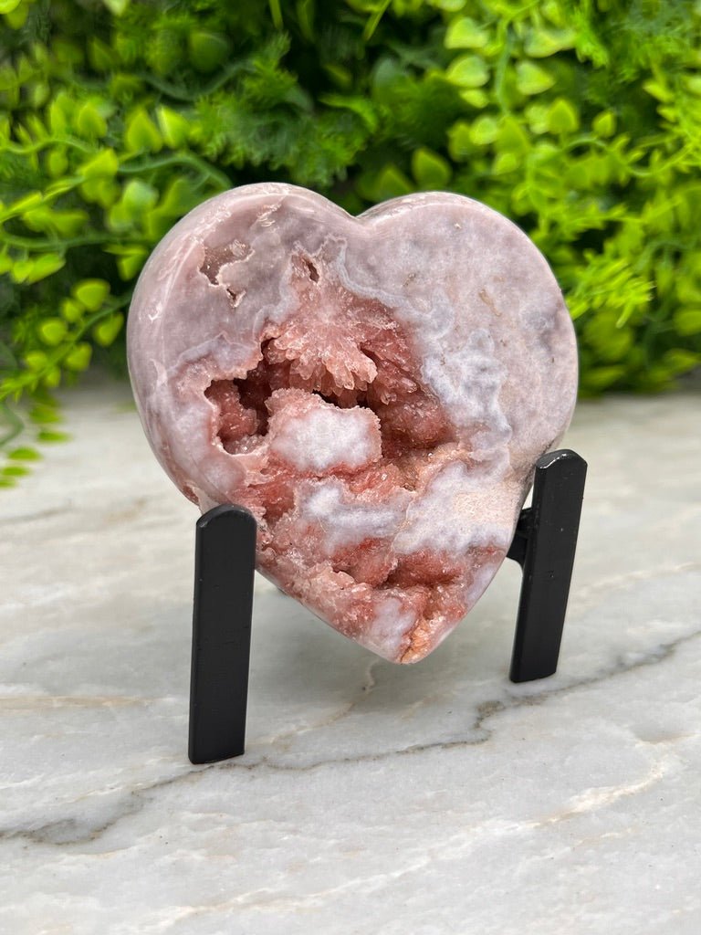 Roze Amethist hart op standaard by KEY LIME STORE