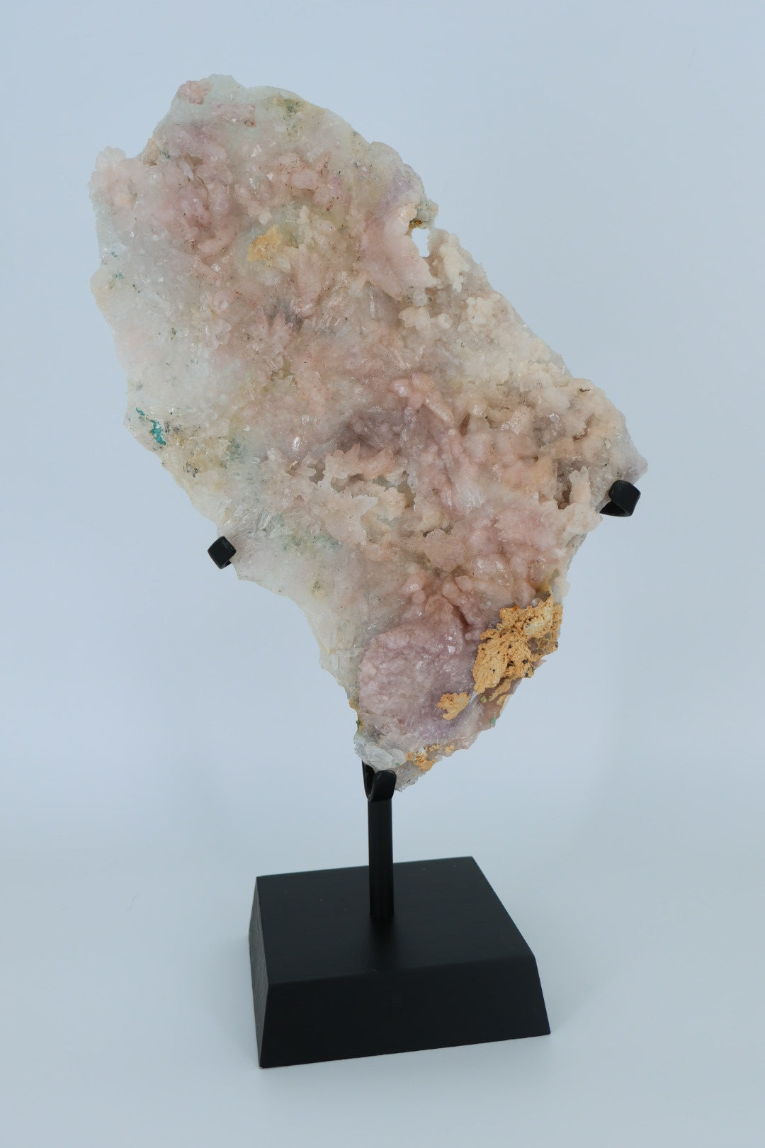 Roze stilbiet op kwarts – met metalen standaard