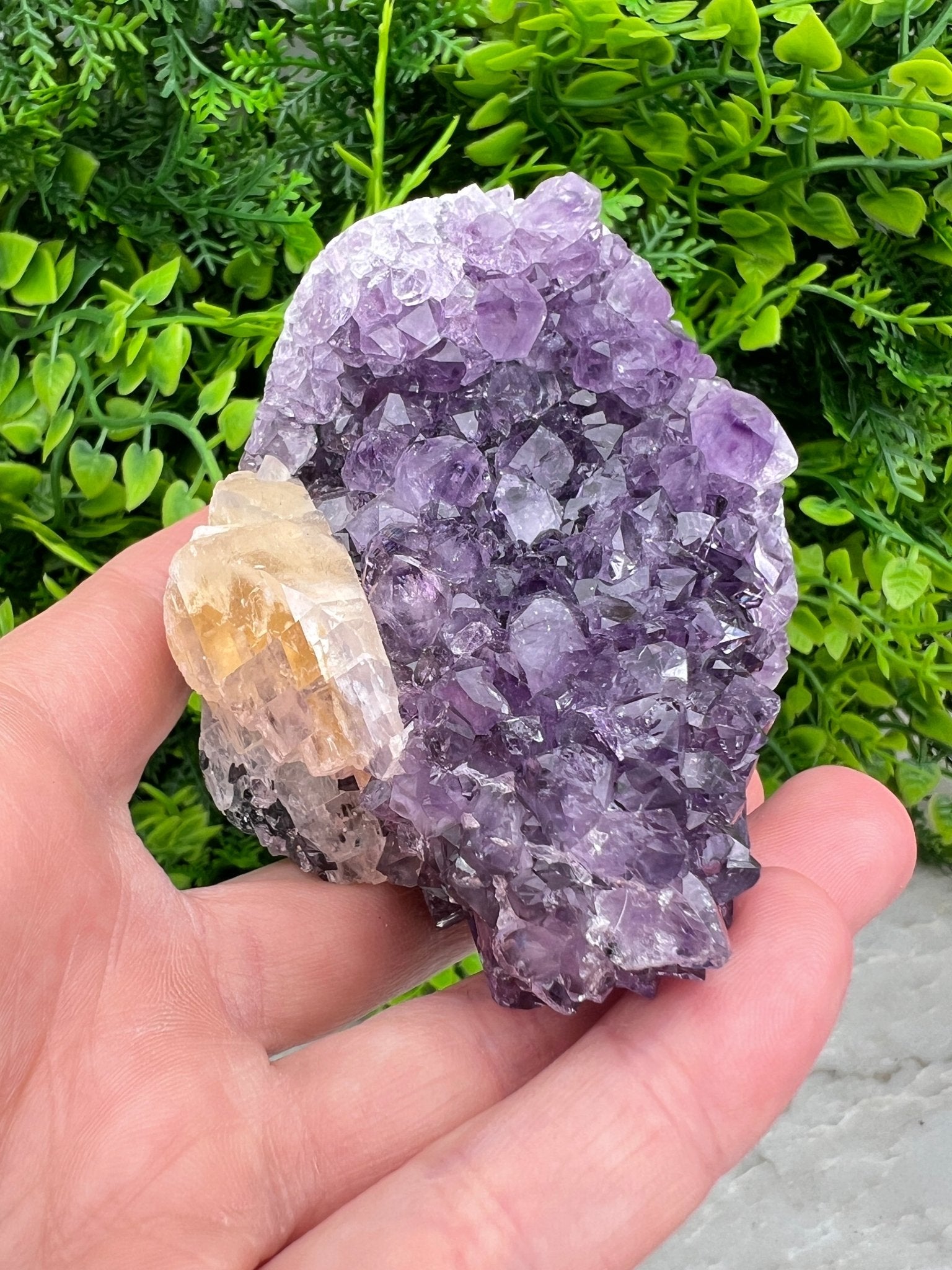 Amethyst mit Calcit, Cluster-Schliff, Sockel (6 cm) von KEY LIME STORE