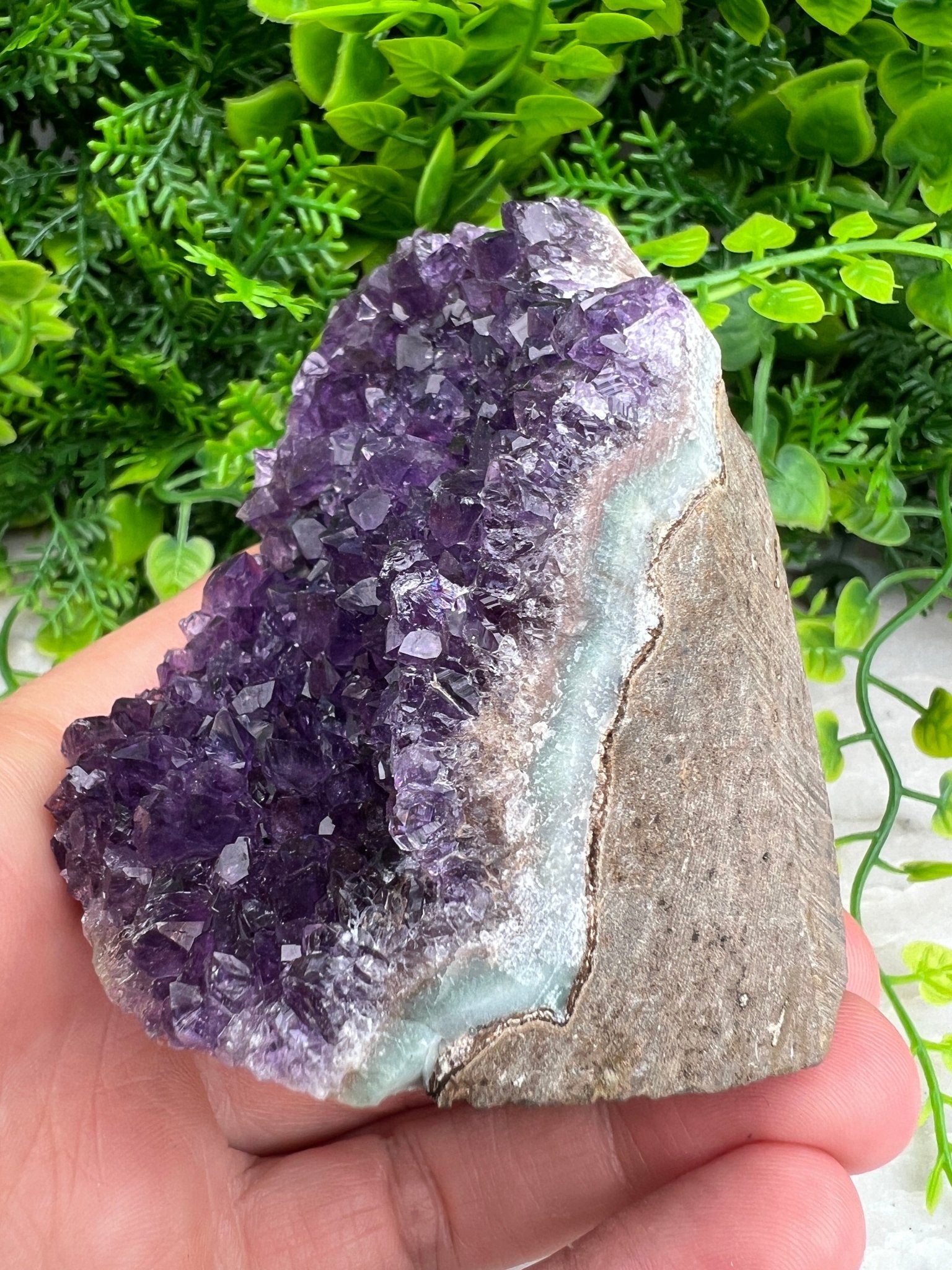 Amethyst-Cluster-Schliff, Basis (255 Gramm) von KEY LIME STORE