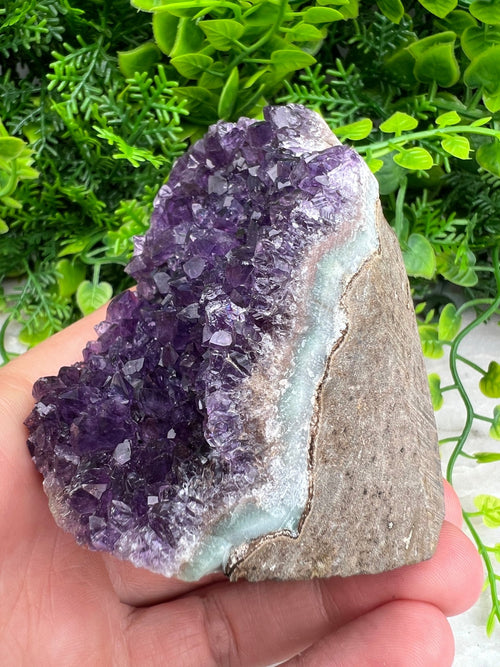 Amethyst-Cluster-Schliff, Basis (255 Gramm) von KEY LIME STORE